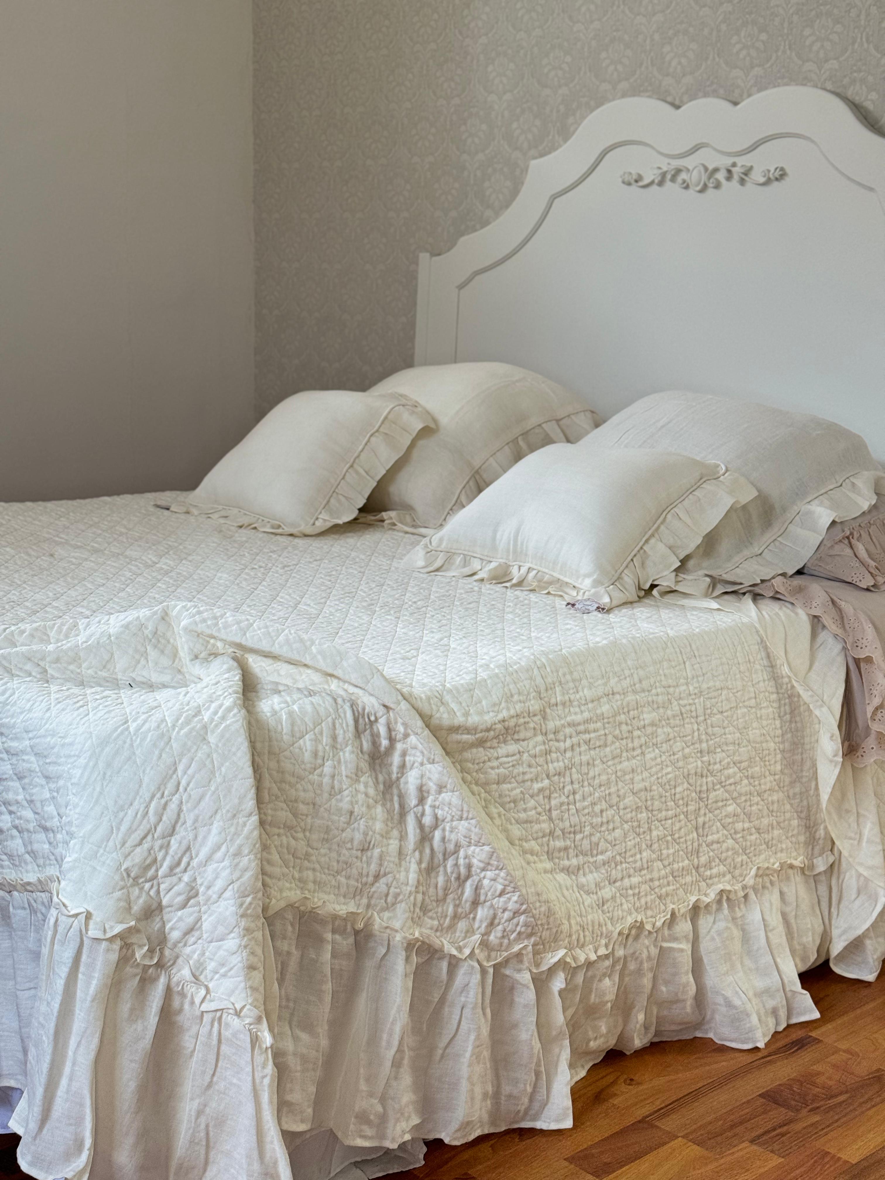 Trapuntino matrimoniale in puro lino panna con volant - 260x260 cm - Coccole di casa