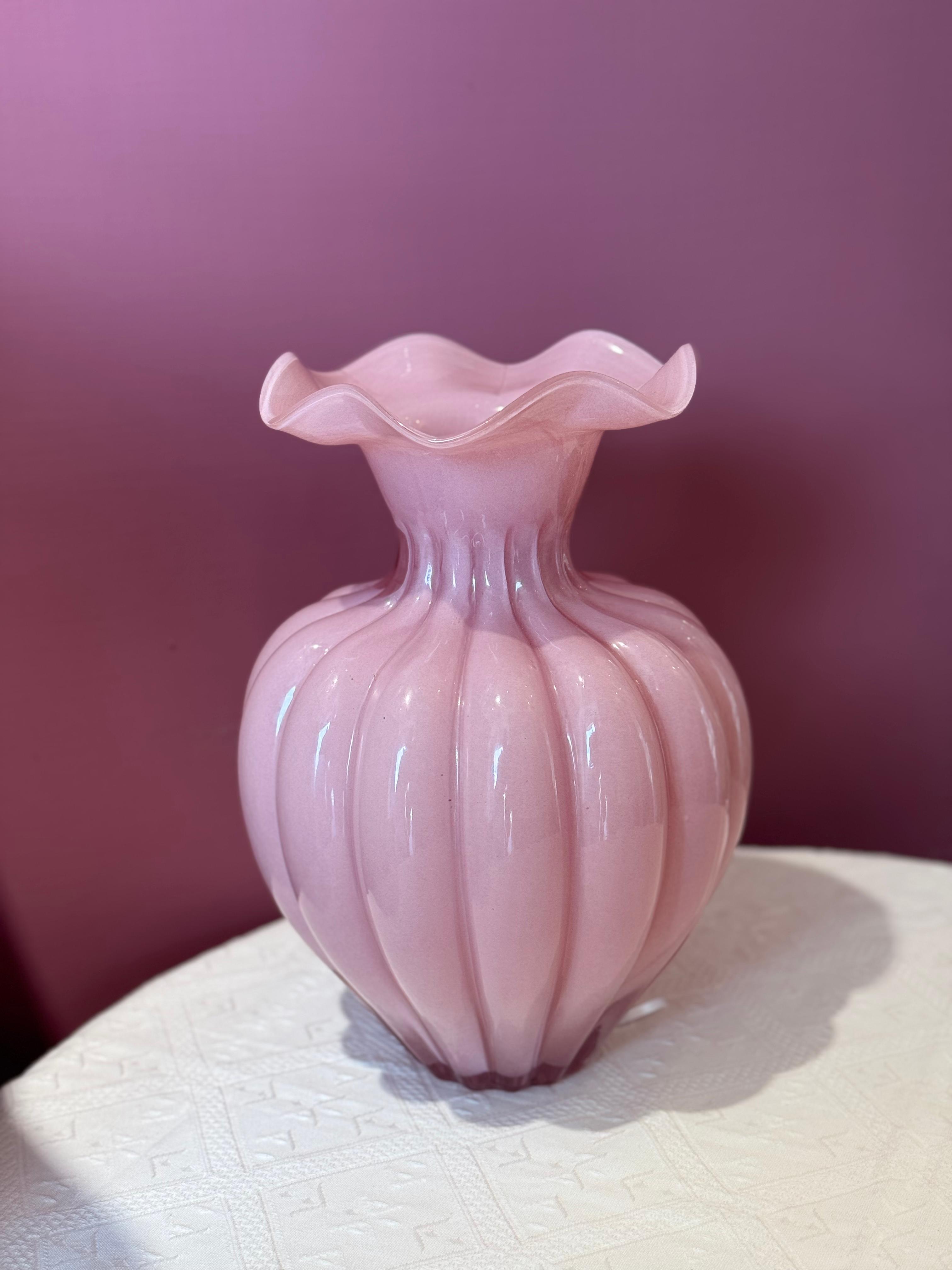 Vaso in vetro rosa c/bocca ondulata - H.29x18 cm - L'Arte di Nacchi