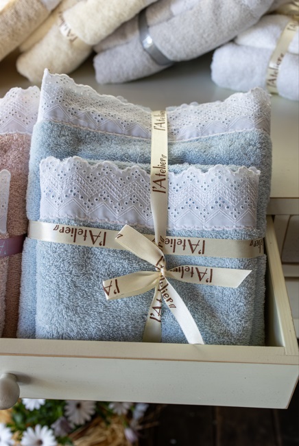 Set 2 asciugamani in spugna con pizzo sangallo - 60x100+40x60 cm - vari colori -  L'Atelier17