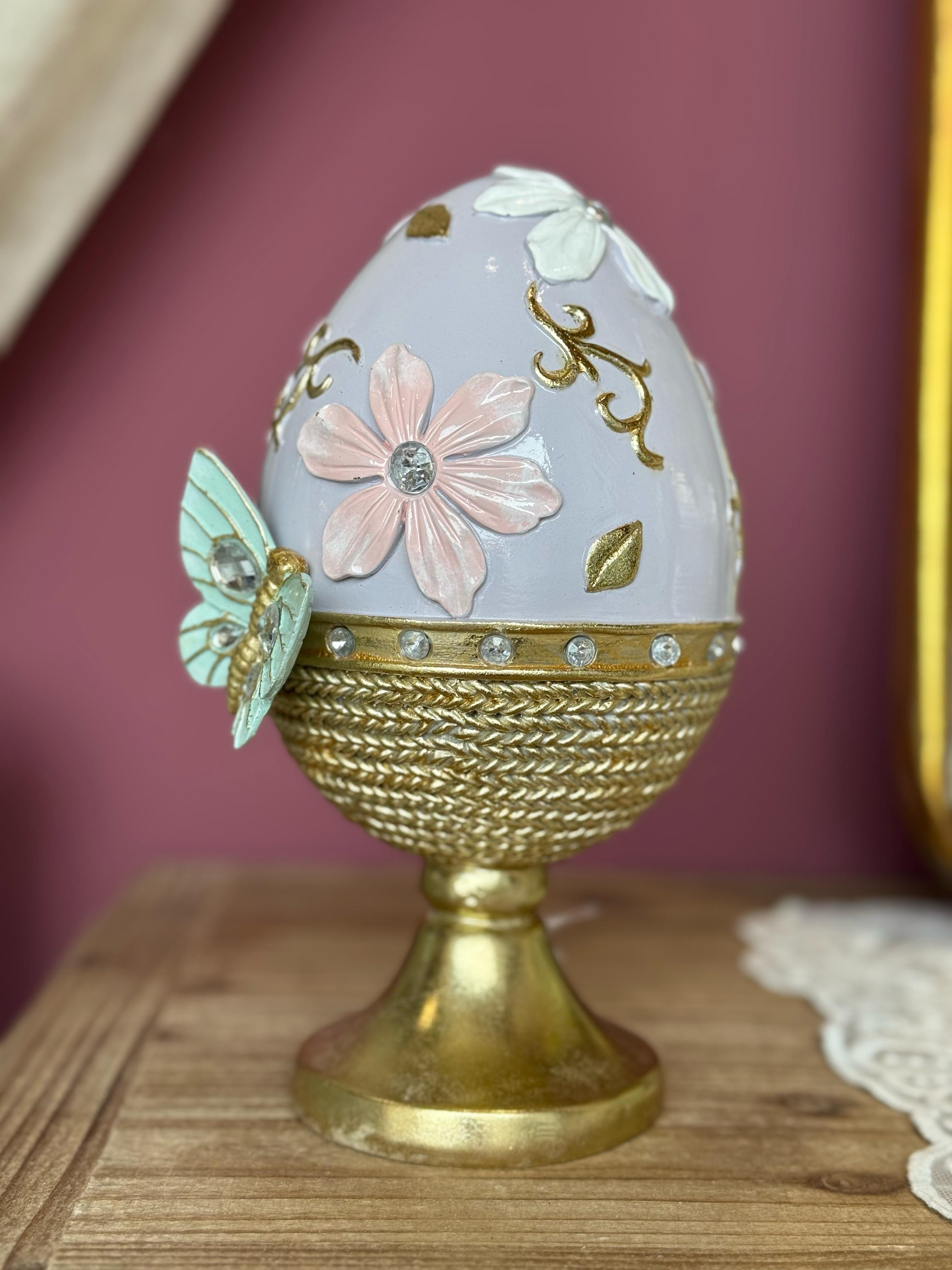 Uovo in resina con farfalla e fiori a rilievo su base oro - H.21x11.5 cm - L'Arte di Nacchi