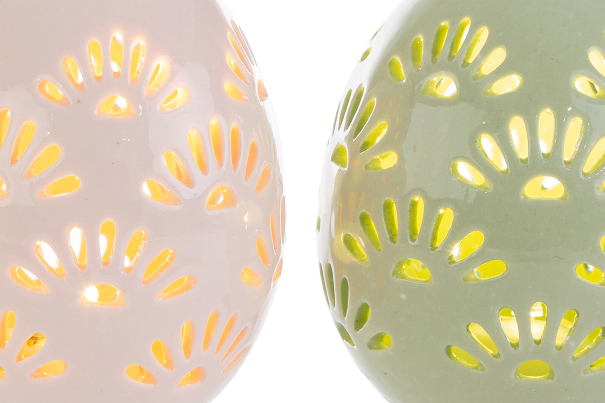 Uova in porcellana traforata c/luce led - 4 colori ass. - H.8.5x7 cm - Le Stelle