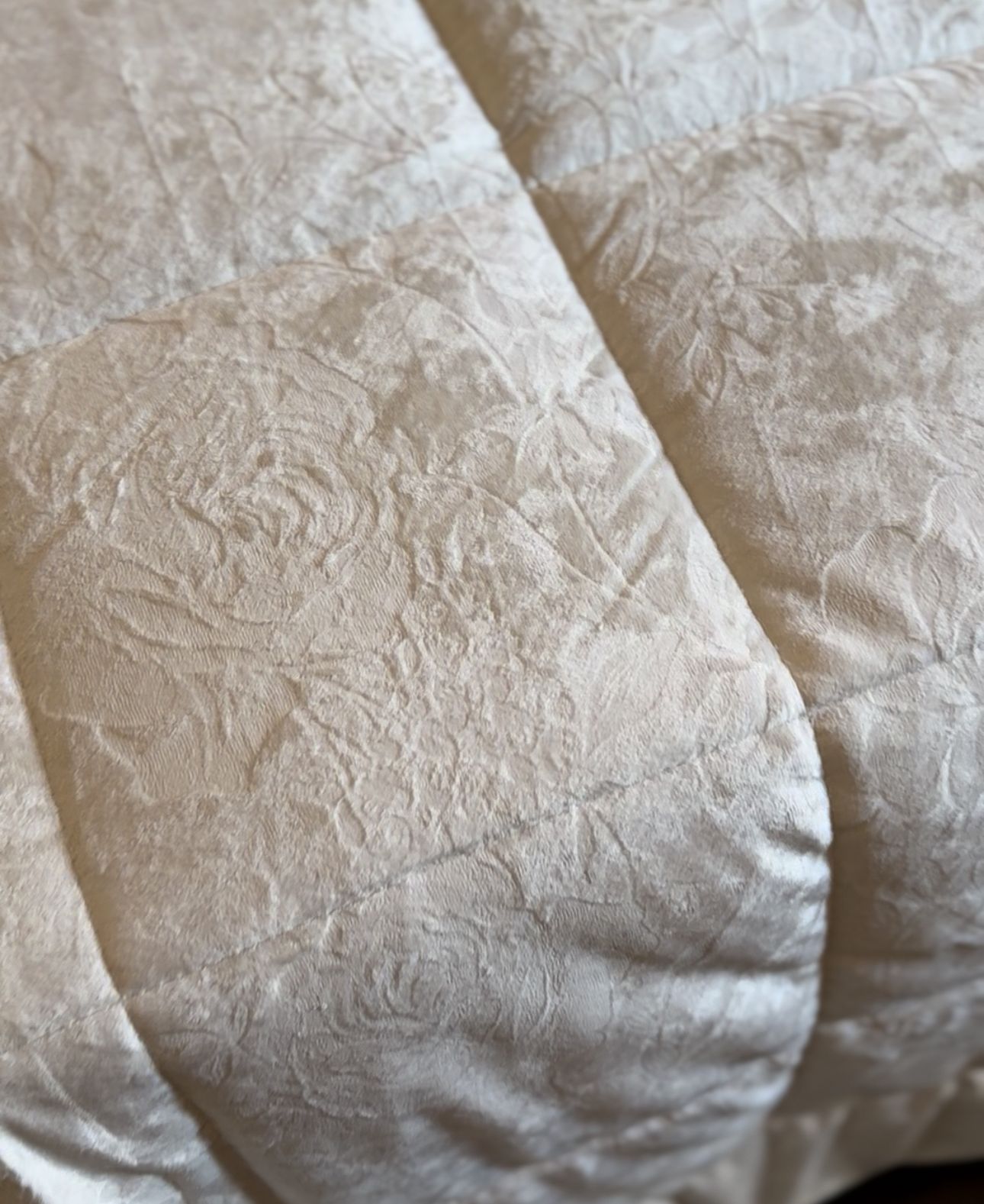 Trapunta matrimoniale in velluto panna c/rose damascate 260x260 + 2 copriguanciali 50x80 cm - Mod.Micaela - L'Atelier17