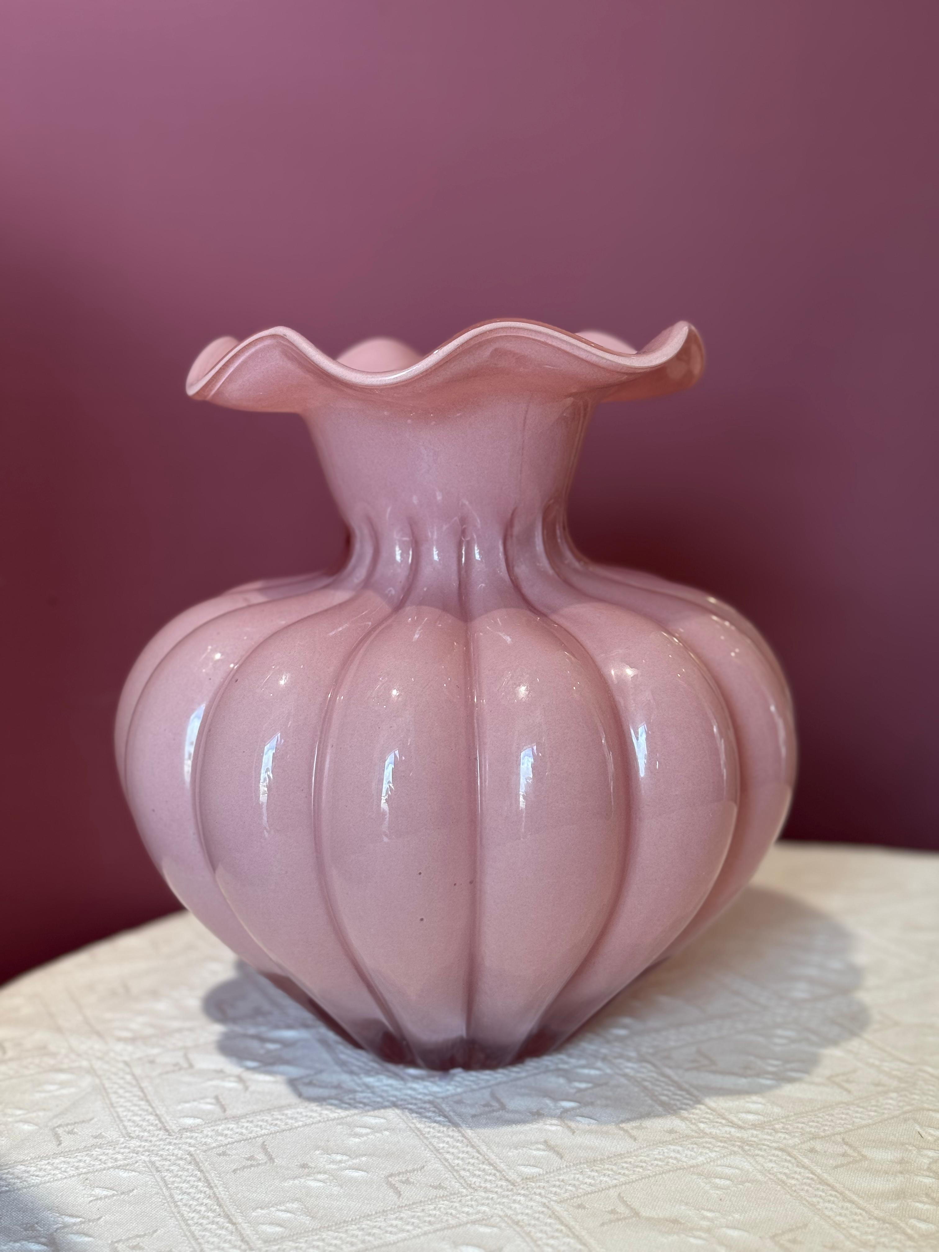 Vaso in vetro rosa c/bocca ondulata - H.23x22 cm - L'Arte di Nacchi