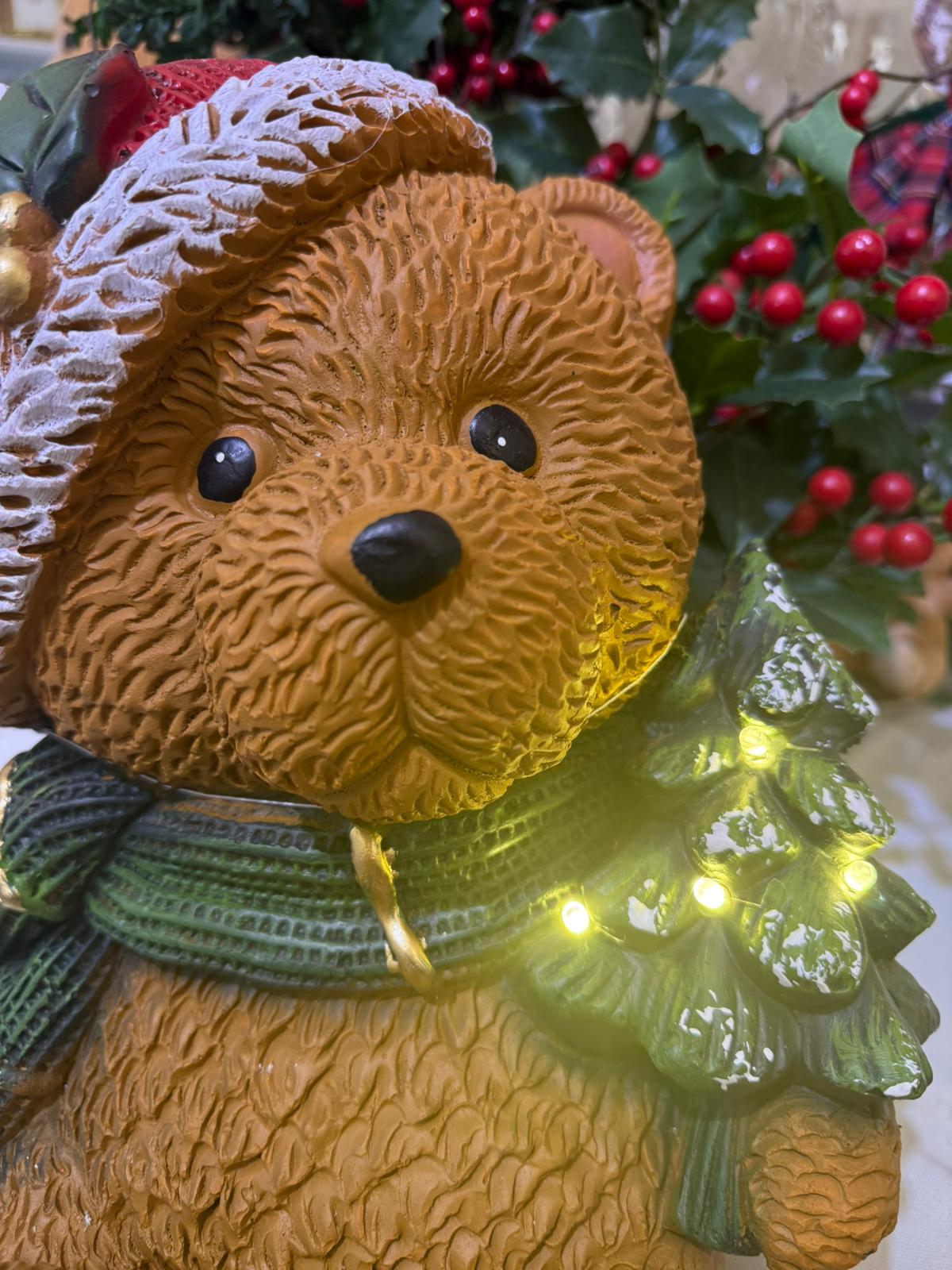 Orso natalizio in resina con albero di natale e luci led - H.29x25.5x27.5 cm - Le Stelle