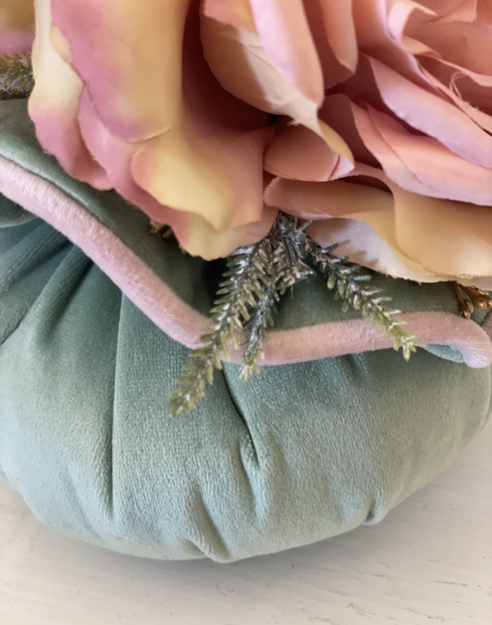 Pouf sartoriale in velluto verd e rosa con 2 rose e aghi di pino - piccolo - sara's idea
