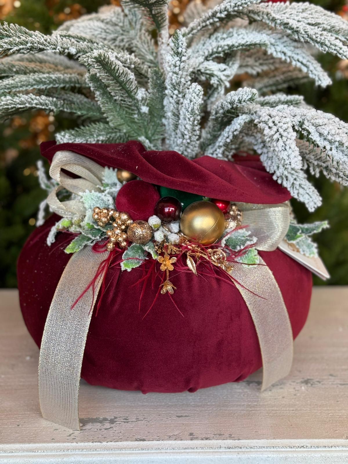 NATALE 2025 - Pouf in velluto bordeaux con alberello artificiale e applicazioni - H.68x28 cm - Fiori di Lena