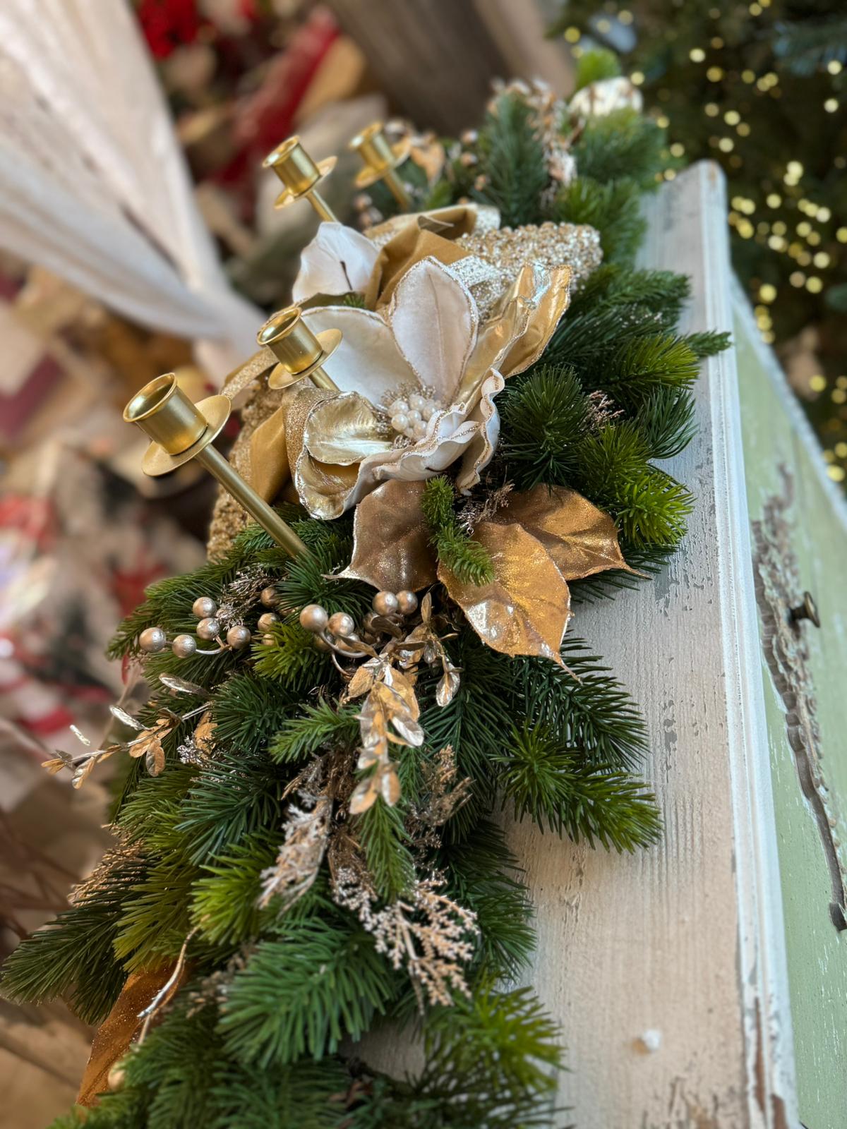 NATALE 2025 - Tralcio artificiale con portacandela in ferro e applicazioni natalizie - H.25X120 cm - Fiori di Lena