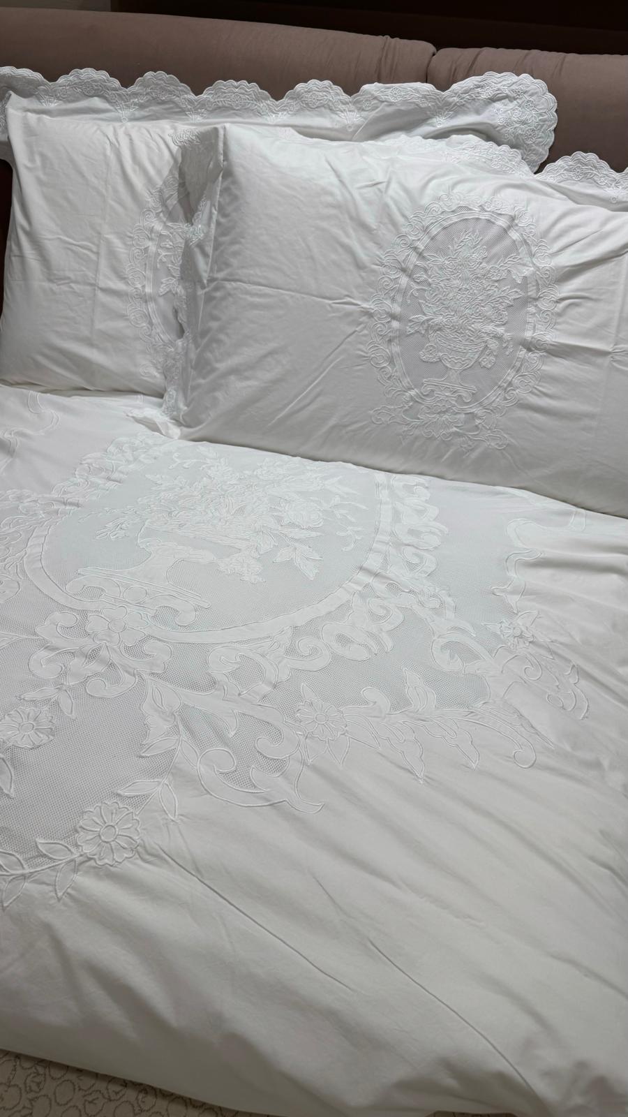 Copripiumino Cassiopea in puro cotone bianco con ricamo centrale + 2 copriguanciali - 240x260 cm - Mia per Te