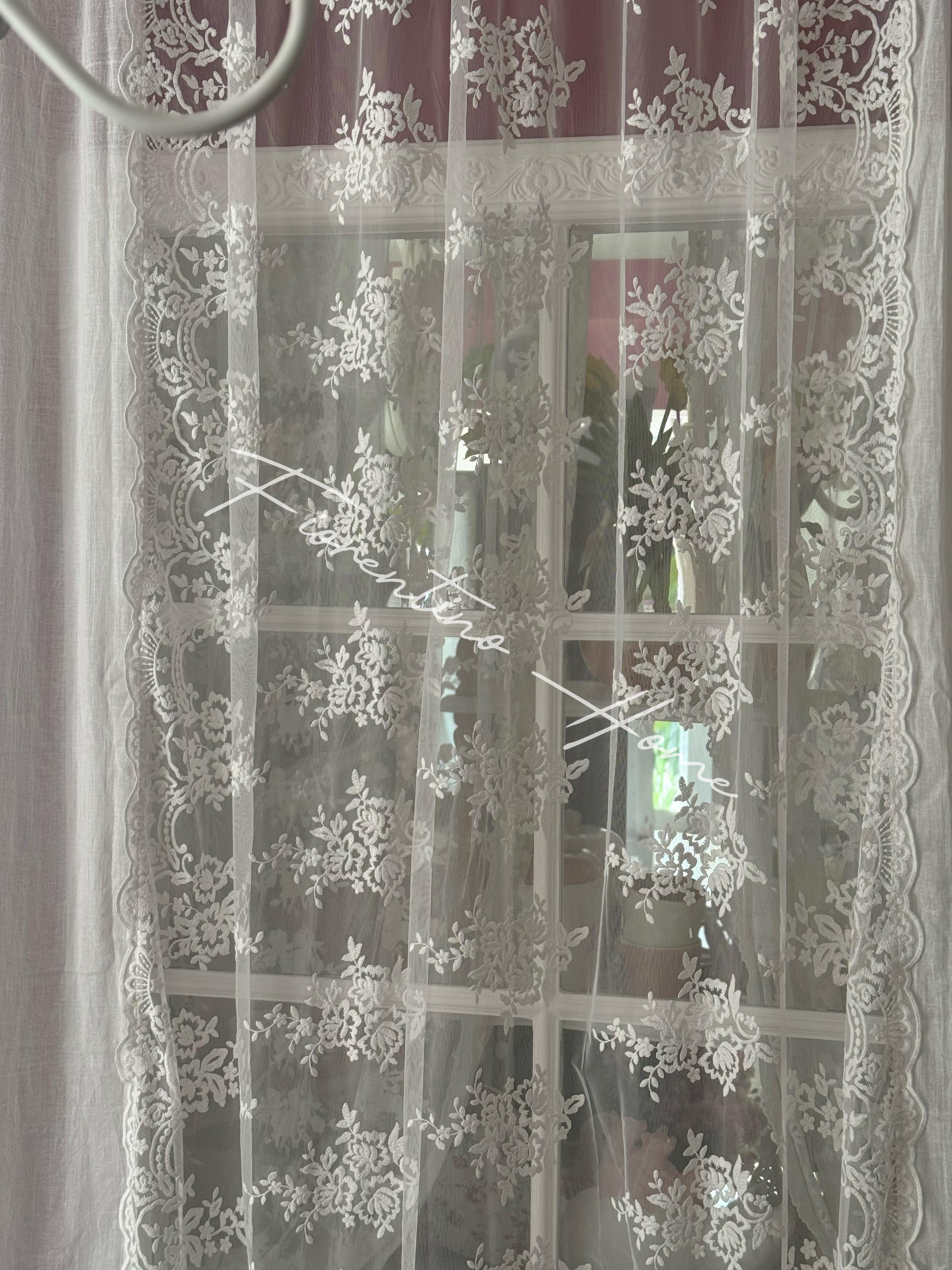 Tenda sartoriale in garza di cotone bianco c/pizzo Royal centrale con laccetti - 260x300 cm - Charme Home Textile