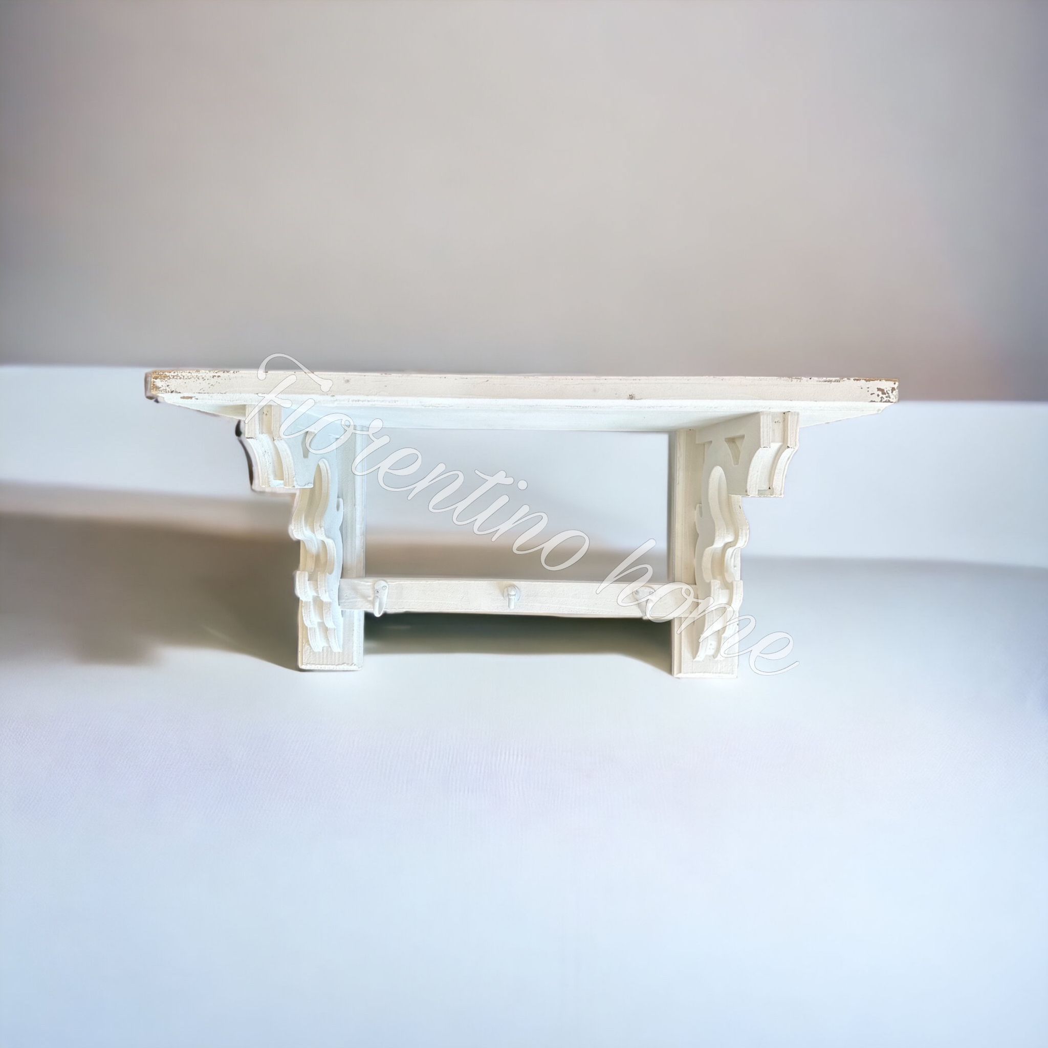 Mensola crema  in legno di abete con ganci - 73x24x37 cm - Coccole di casa