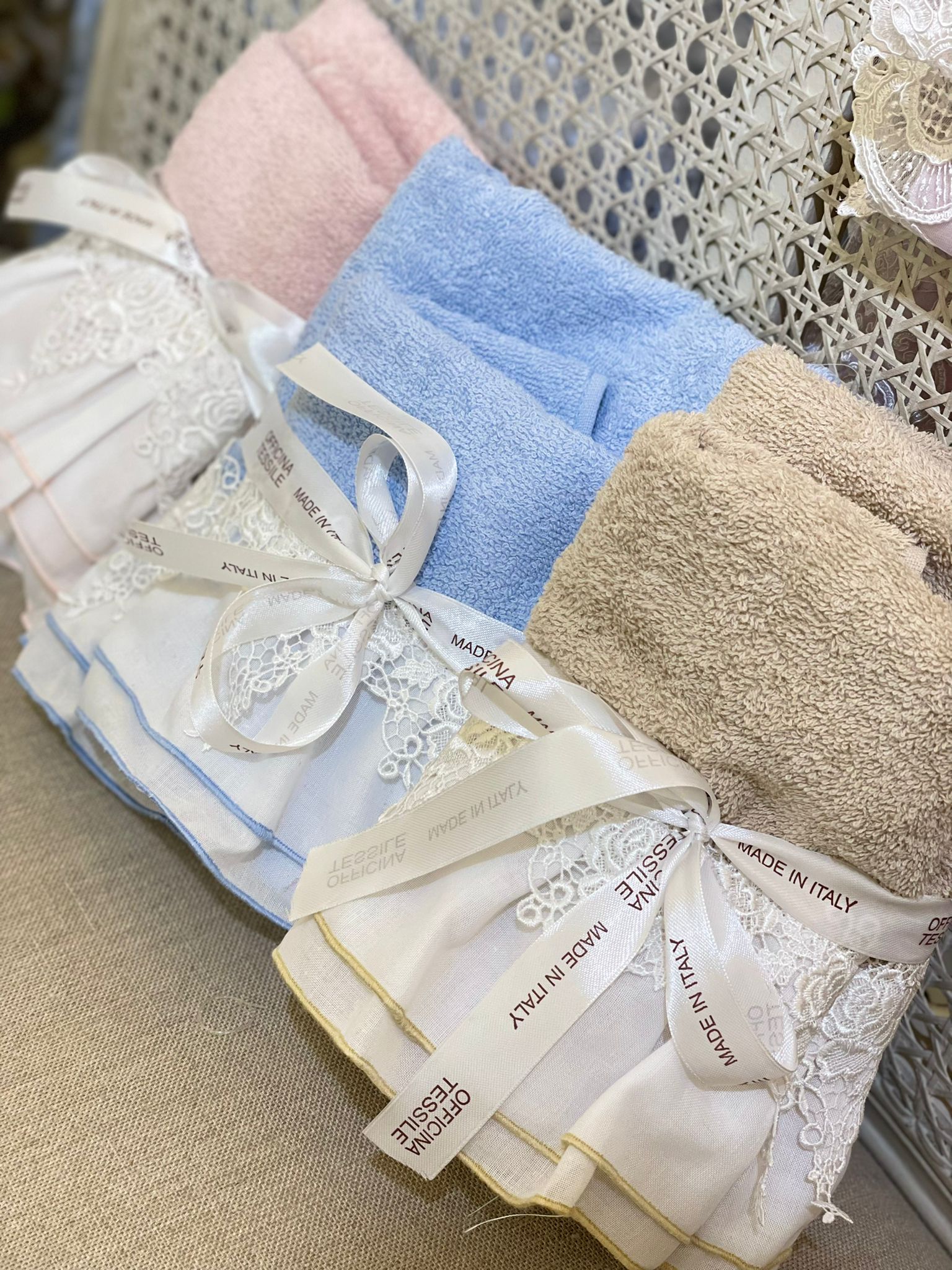 Set 2 asciugamani viso + ospite in cotone 420 gr. con macramè e balza - vari colori disponibili - Officina Tessile