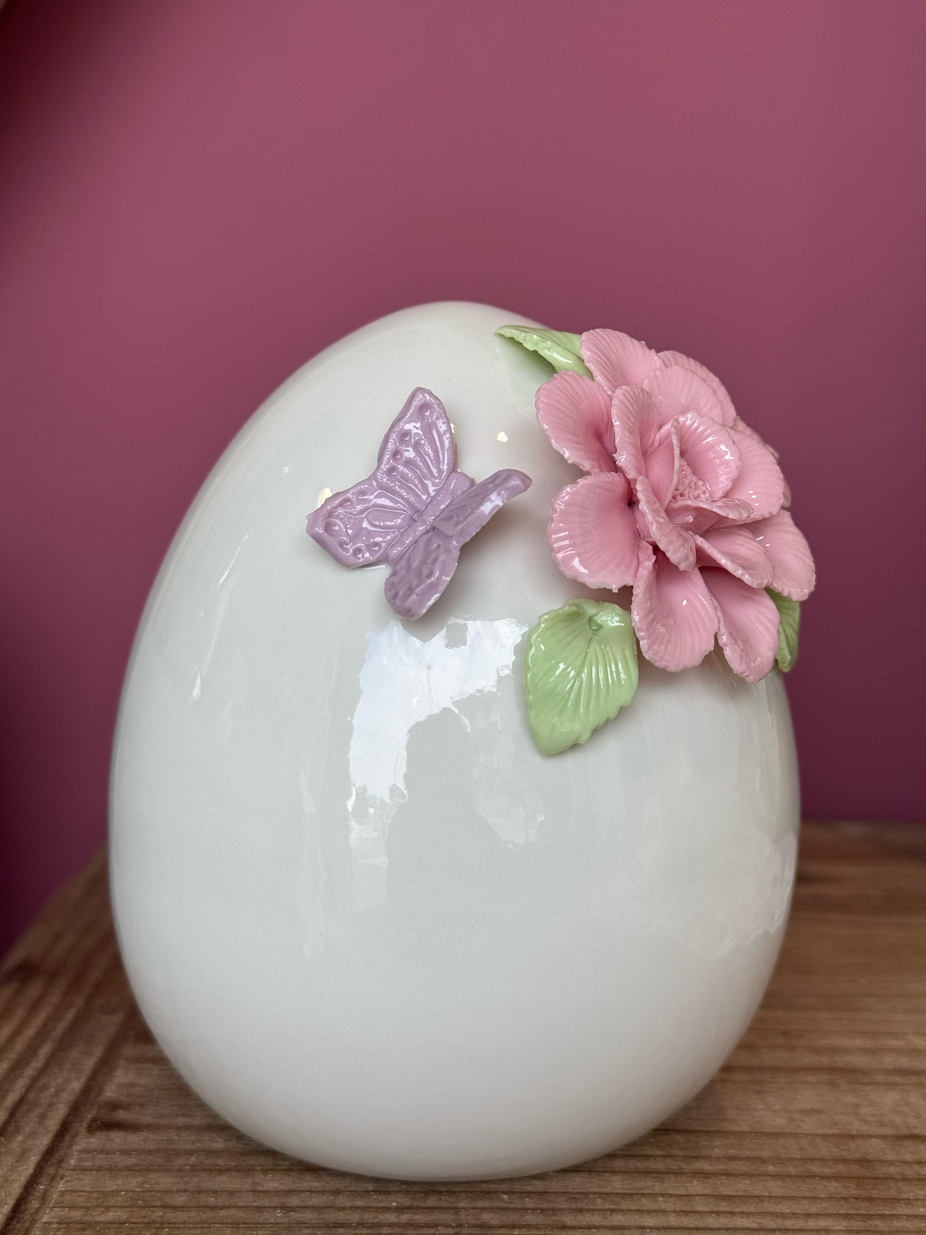 Uovo in porcellana lucida c/fiori e farfalla applicati a rilievo - H.13.5x12 cm - L'Arte di Nacchi