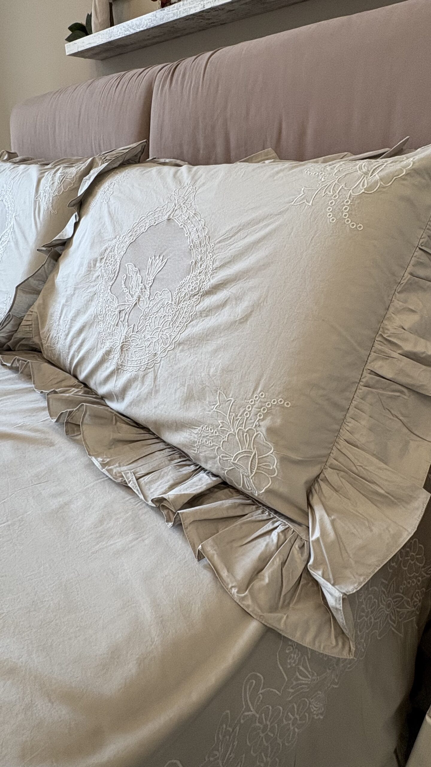 Set Copripiumino matrimoniale in cotone tortora Cassandra Rouches - 240x260 cm + 2 copriguanciali - Mia Per Te