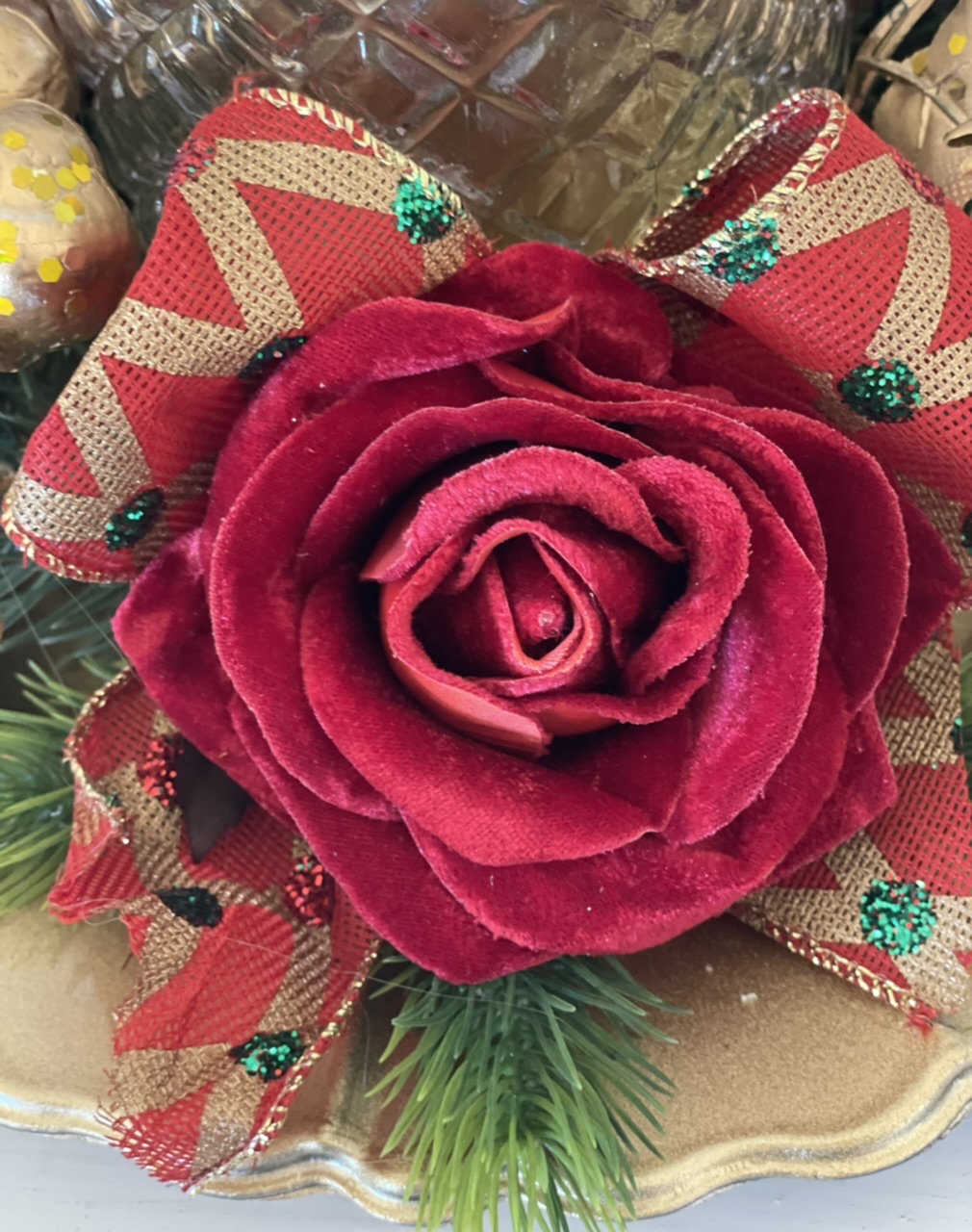 Centrotavola con nastri rose rosse e bacche oro con candela - D. 33 cm -  Fiorentino Home
