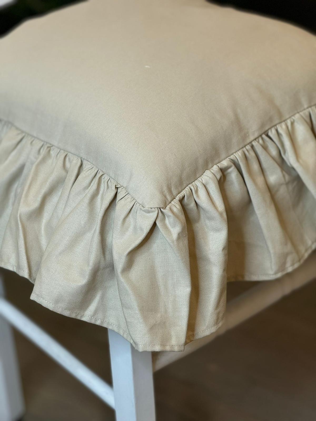 Cuscino da sedia sartoriale in panama sabbia con balza - 45x45 cm - Fiorentino Home