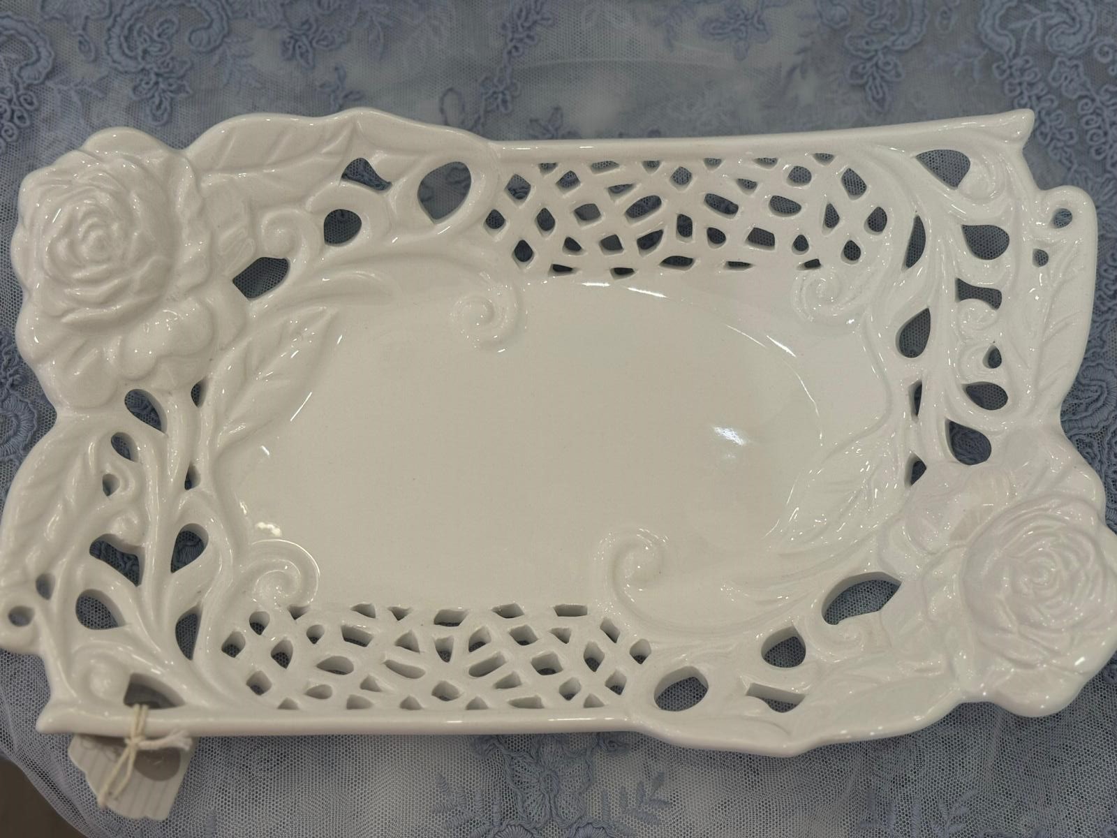 Vassoio in ceramica traforato con rose - 29x16 cm - L'Arte di Nacchi