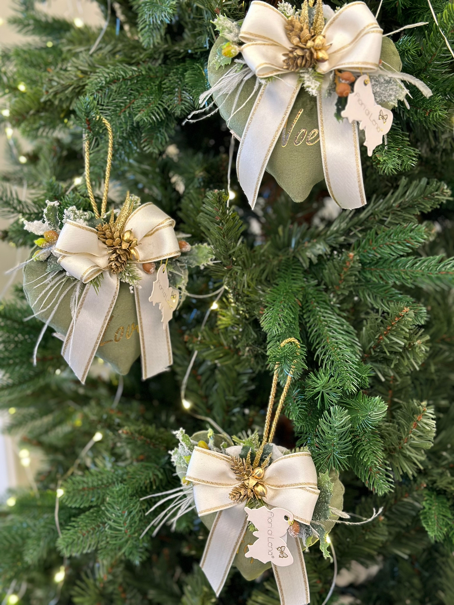 Cuore in velluto  verde salvia con scritta oro e applicazioni natalizie - Fiiori di lena