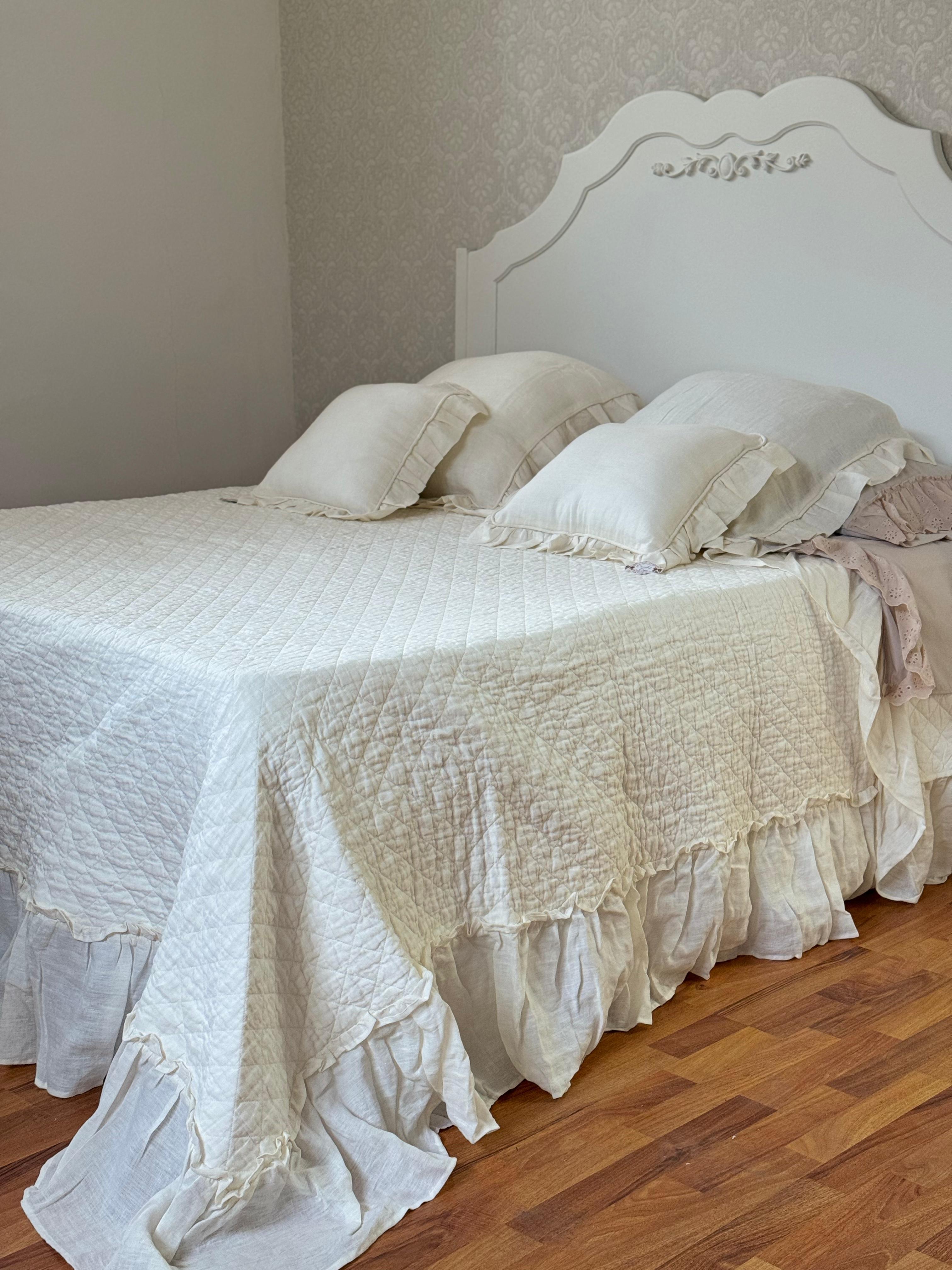 Trapuntino matrimoniale in puro lino panna con volant - 260x260 cm - Coccole di casa