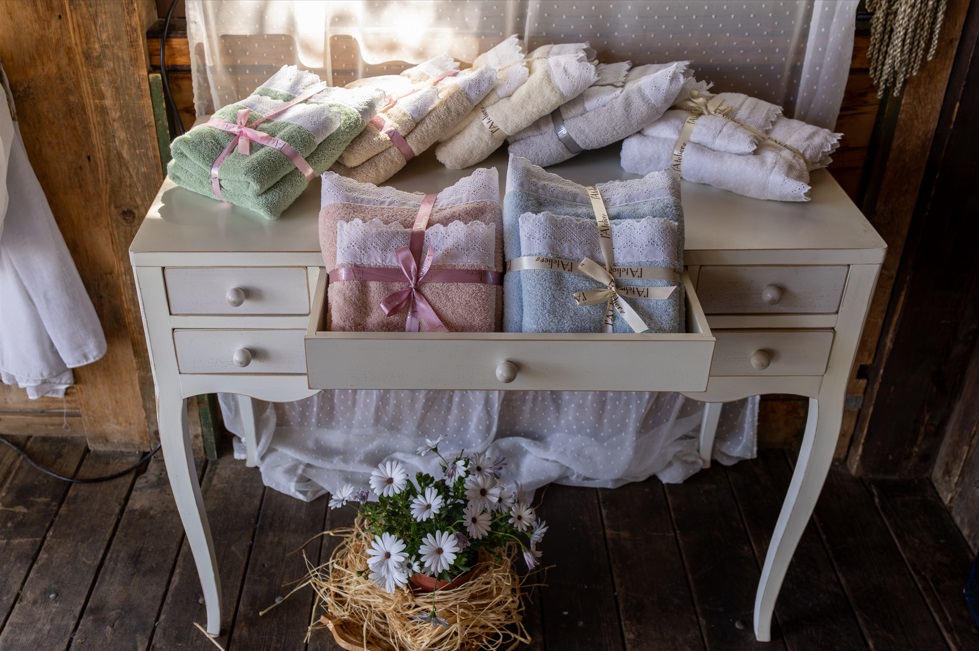 Set 2 asciugamani in spugna con pizzo sangallo - 60x100+40x60 cm - vari colori -  L'Atelier17