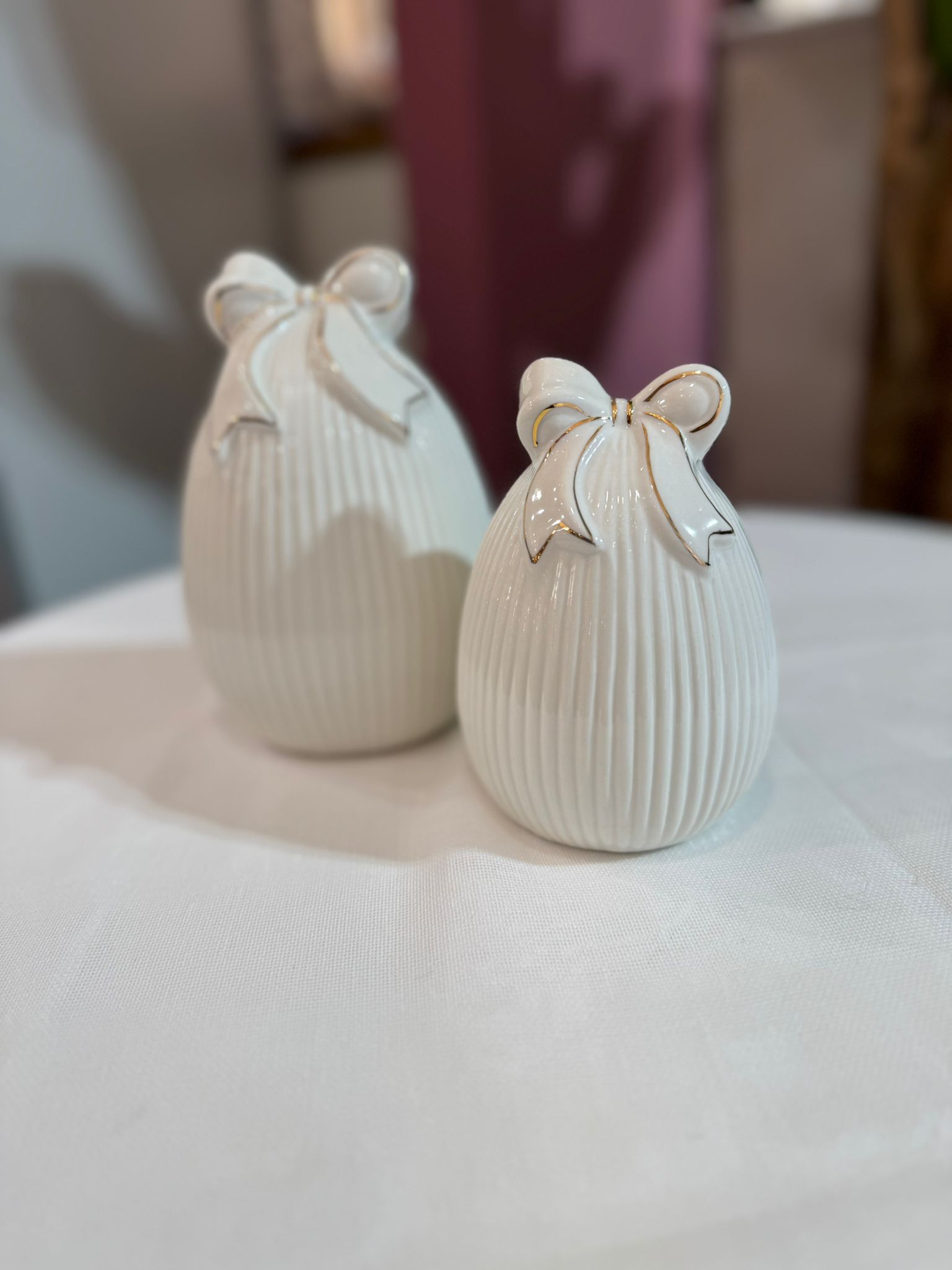 Uovo in ceramica bianco con fiocco bordo oro - H12 cm - L'arte di Nacchi