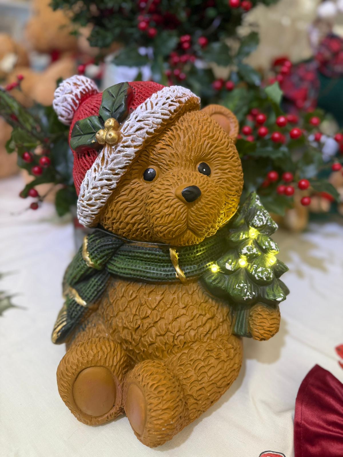 Orso natalizio in resina con albero di natale e luci led - H.29x25.5x27.5 cm - Le Stelle