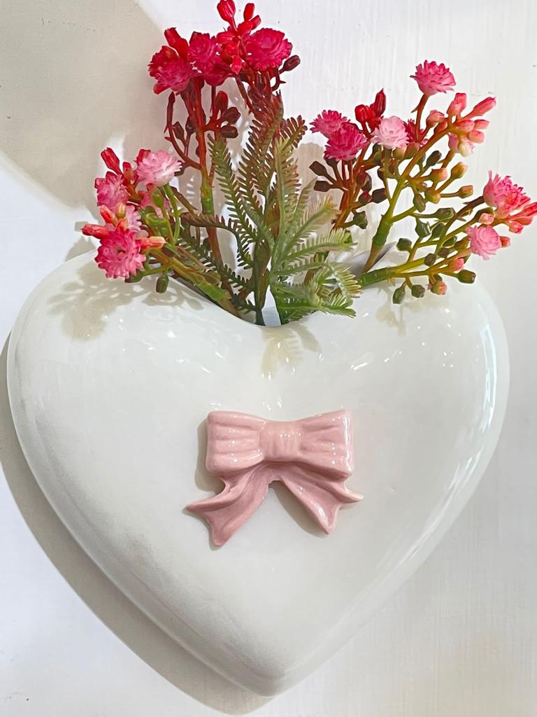 Appendino cuore  in ceramica di Capodimonte con fiocco disponibile in vari colori h 11x13 cm - Ad rem collection