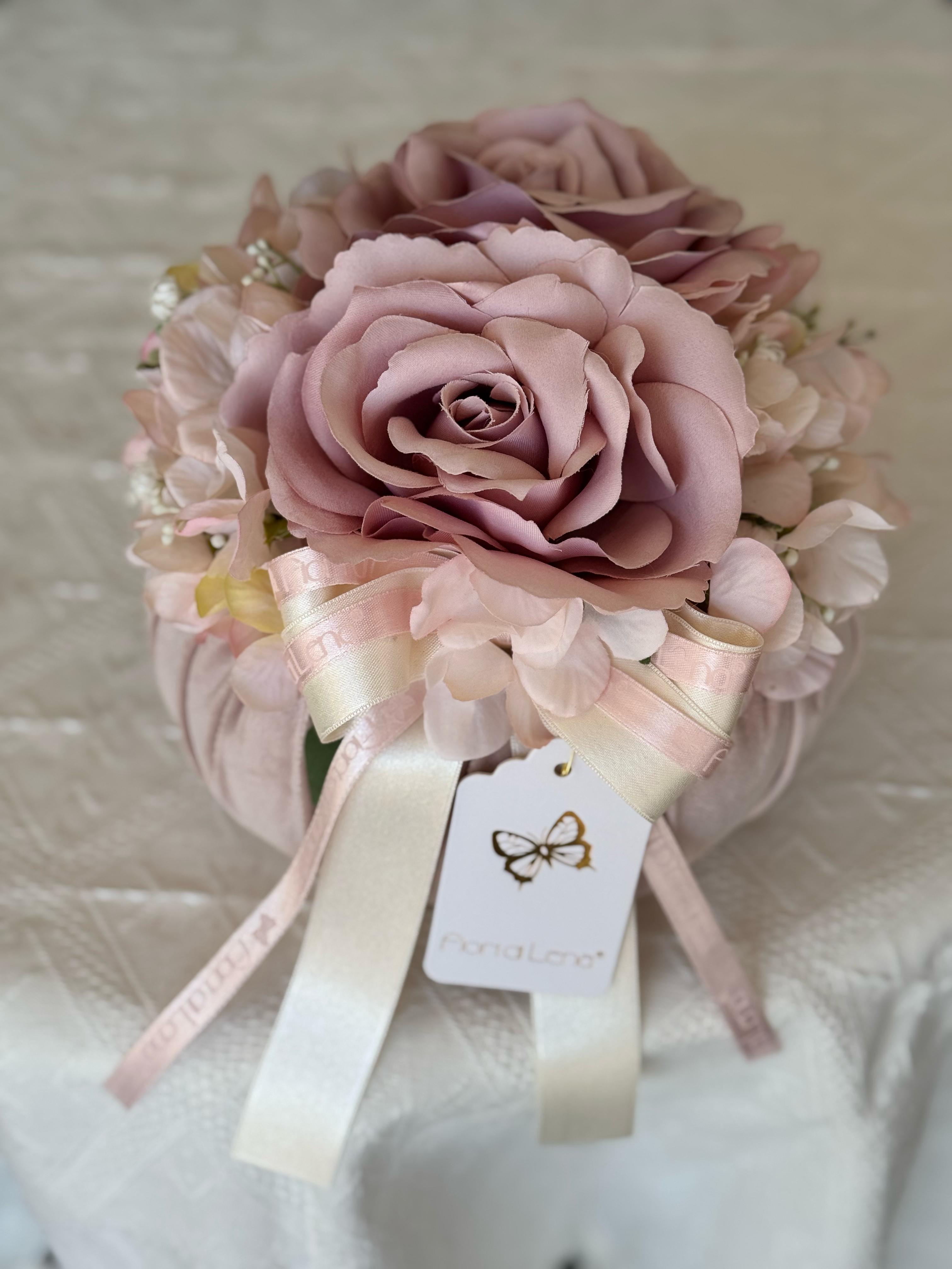 Pouf in velluto cipria c/applicazione 2 rose e nastri - diam.19 cm - Fiori di Lena