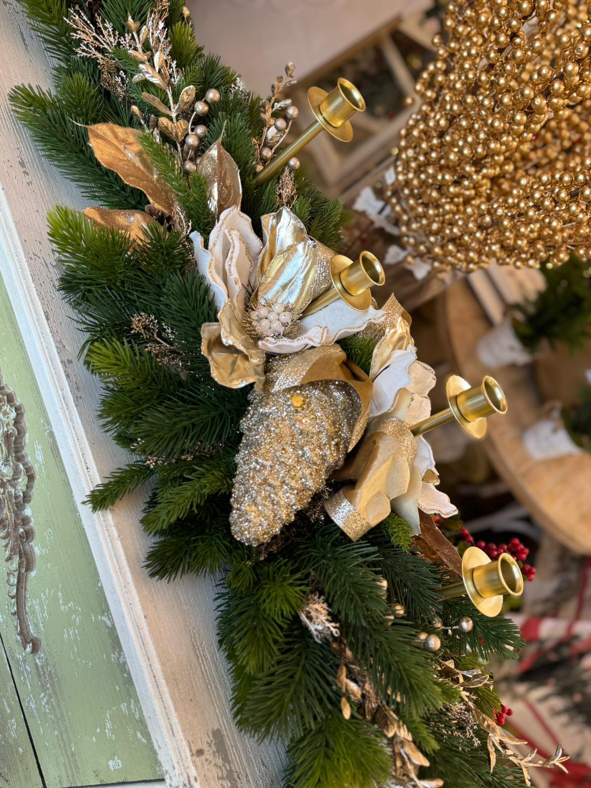 NATALE 2025 - Tralcio artificiale con portacandela in ferro e applicazioni natalizie - H.25X120 cm - Fiori di Lena