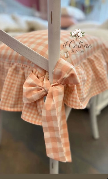 Cuscino da sedia sartoriale in puro cotone a quadretti rosa pesca - 43x43+14 cm di balza - Il cotone di Nina