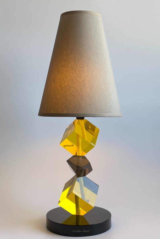 Lampada da tavolo in resina con pietre nere e gialle e paralume tortora - H. 50x20 cm - Charlottina Design