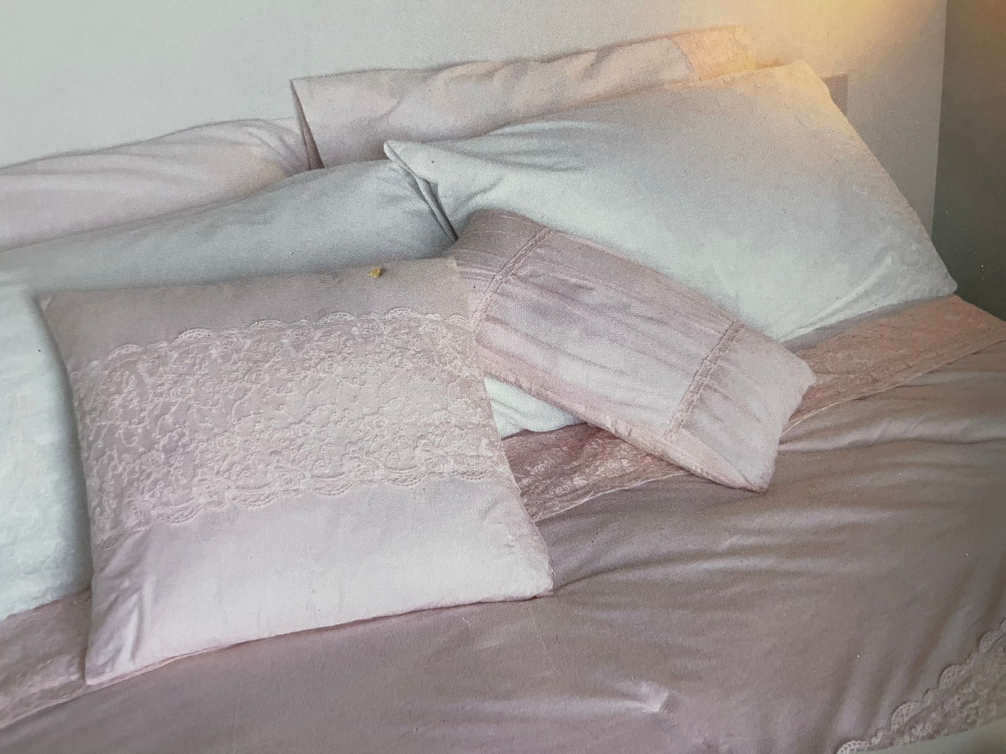 Cuscino arredo con pizzo e drappeggio - 45x45 cm - Linea Marie Claire - L'Atelier17