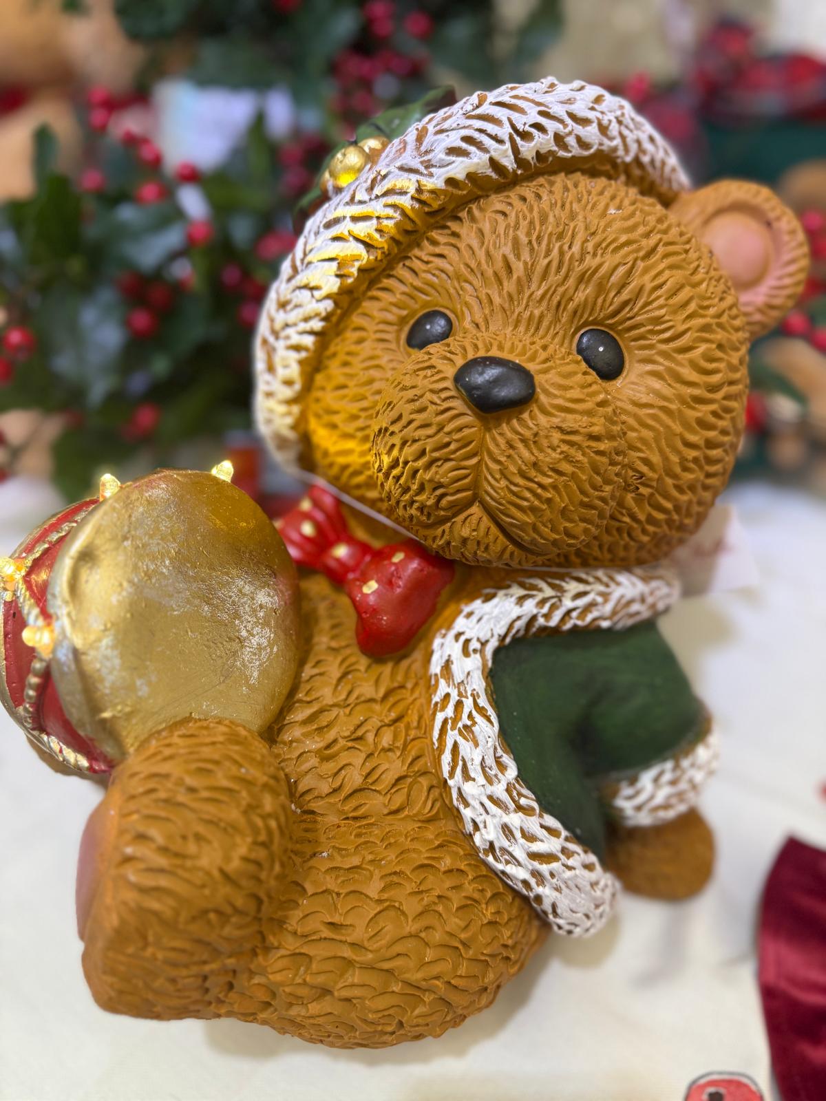 Orso natalizio in resina seduto con tamburo e luci led  - H.30.5x25x29 cm - Le Stelle