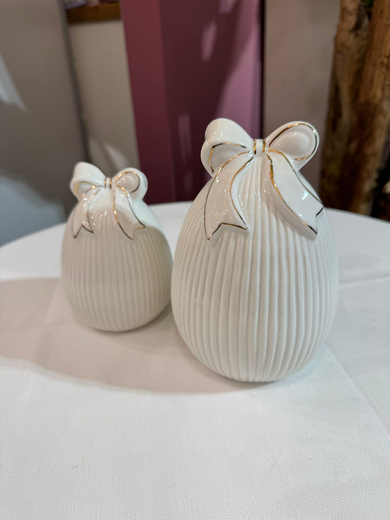 Uovo in ceramica bianco con fiocco bordo oro - H.16 cm - L'arte di Nacchi