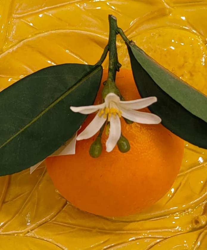 Arancia con fiore e foglia artificiale - 11 cm