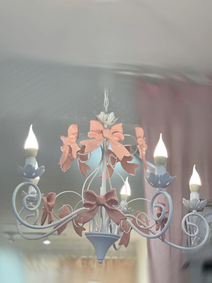 Lampadario con  fiocco in porcellana di capodimonte 5 luci - ad rem