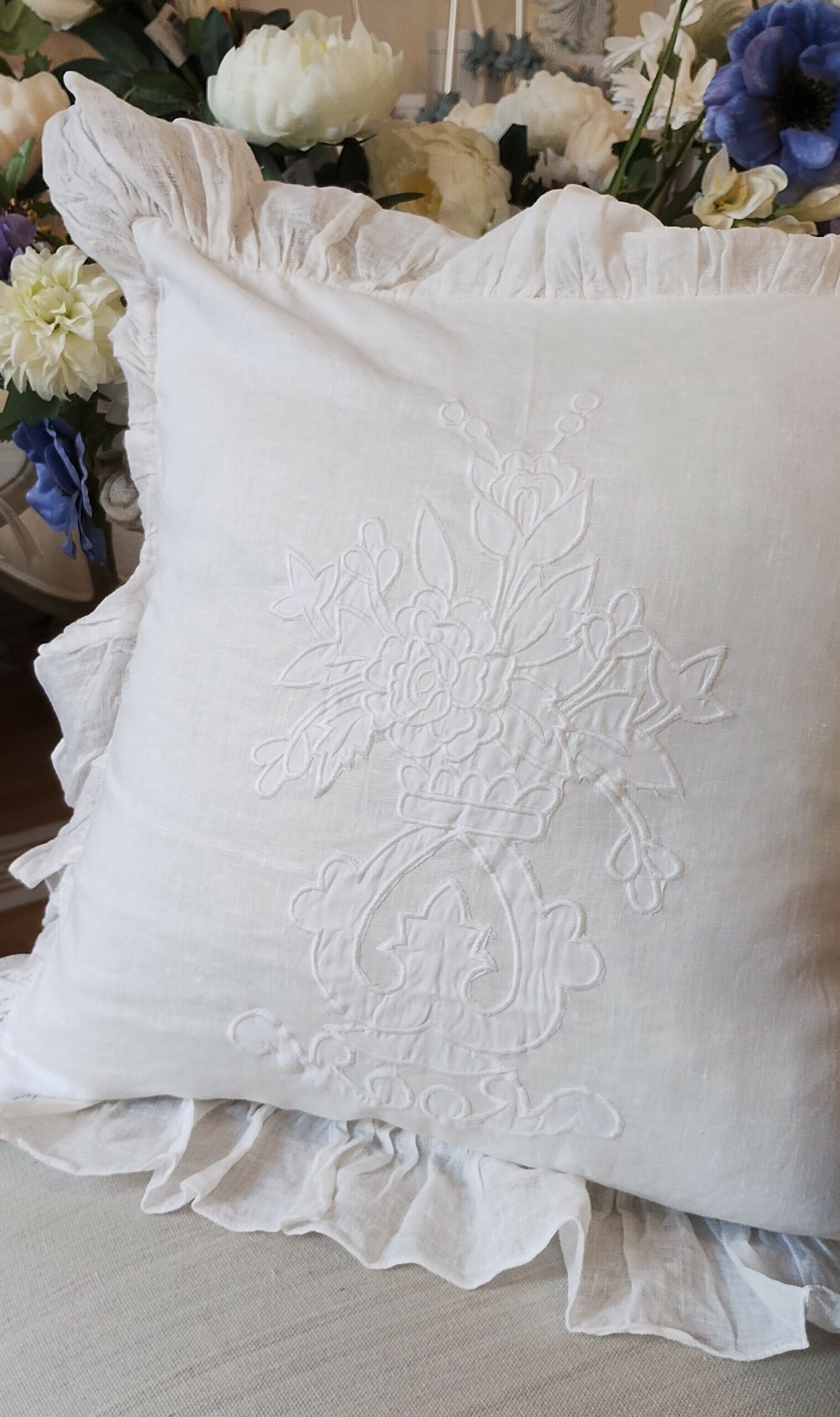 Cuscino Psiche in puro lino con ricamo floreale e rouche - 45x45 cm - Mia per Te