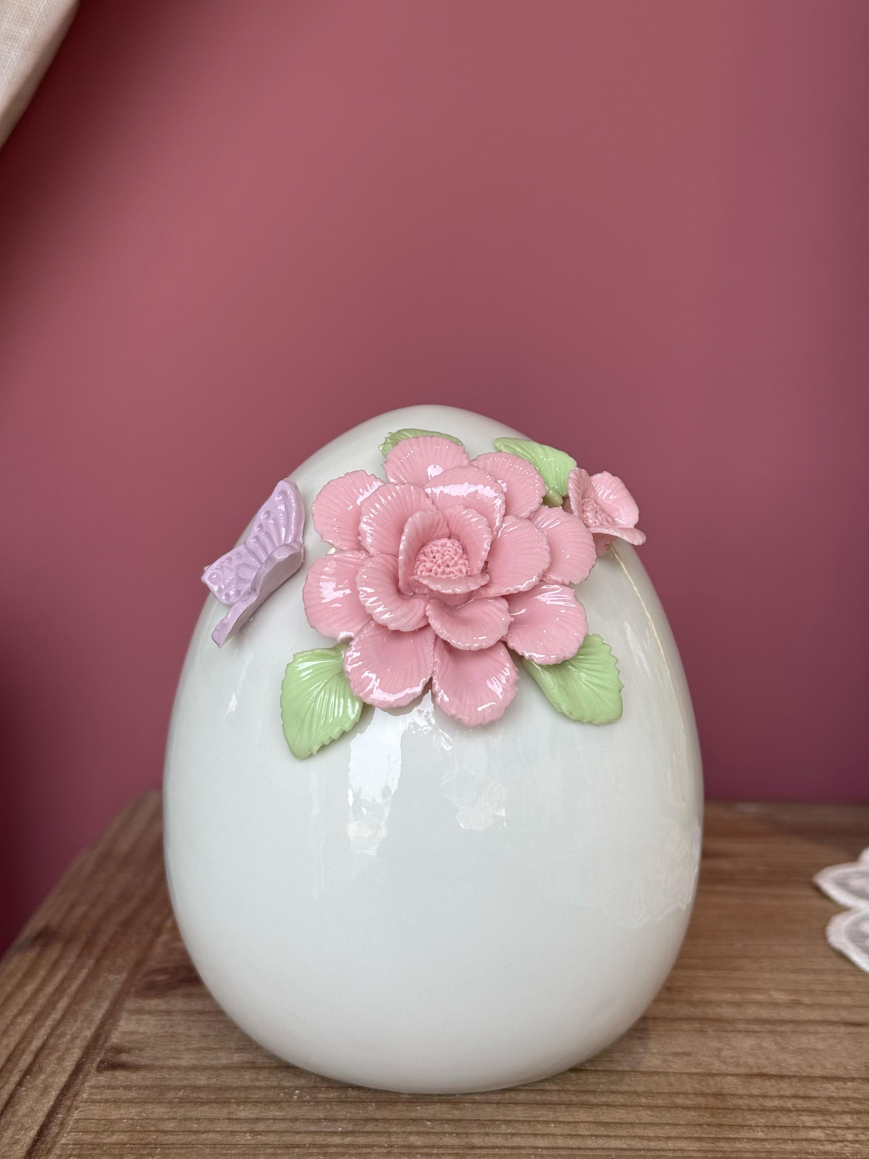 Uovo in porcellana lucida c/fiori e farfalla applicati a rilievo - H.13.5x12 cm - L'Arte di Nacchi