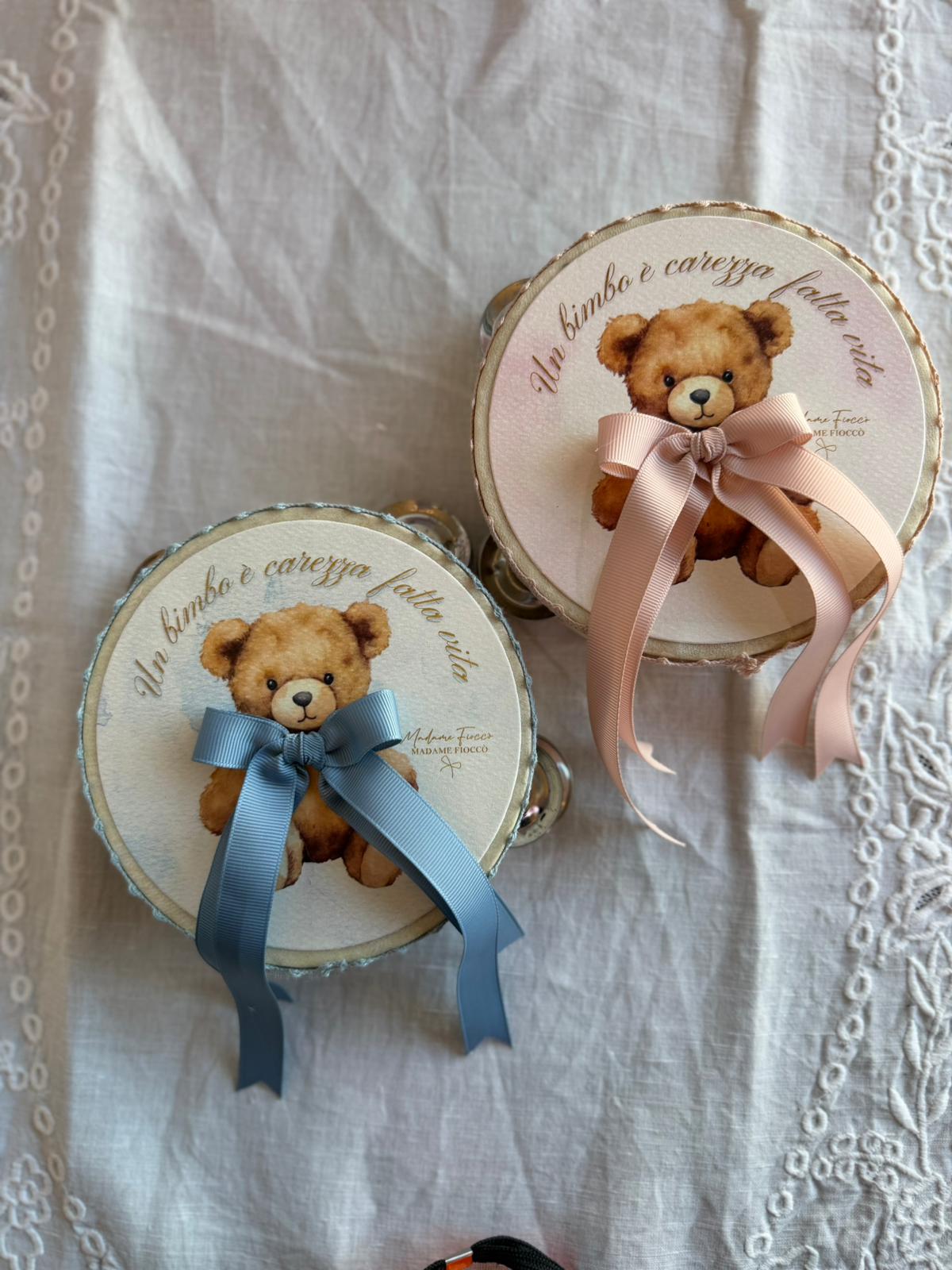 Tamburella Teddy Un bimbo e' carezza fatta vita - 2 varianti - diam 13.5 cm - Madame Fiocco