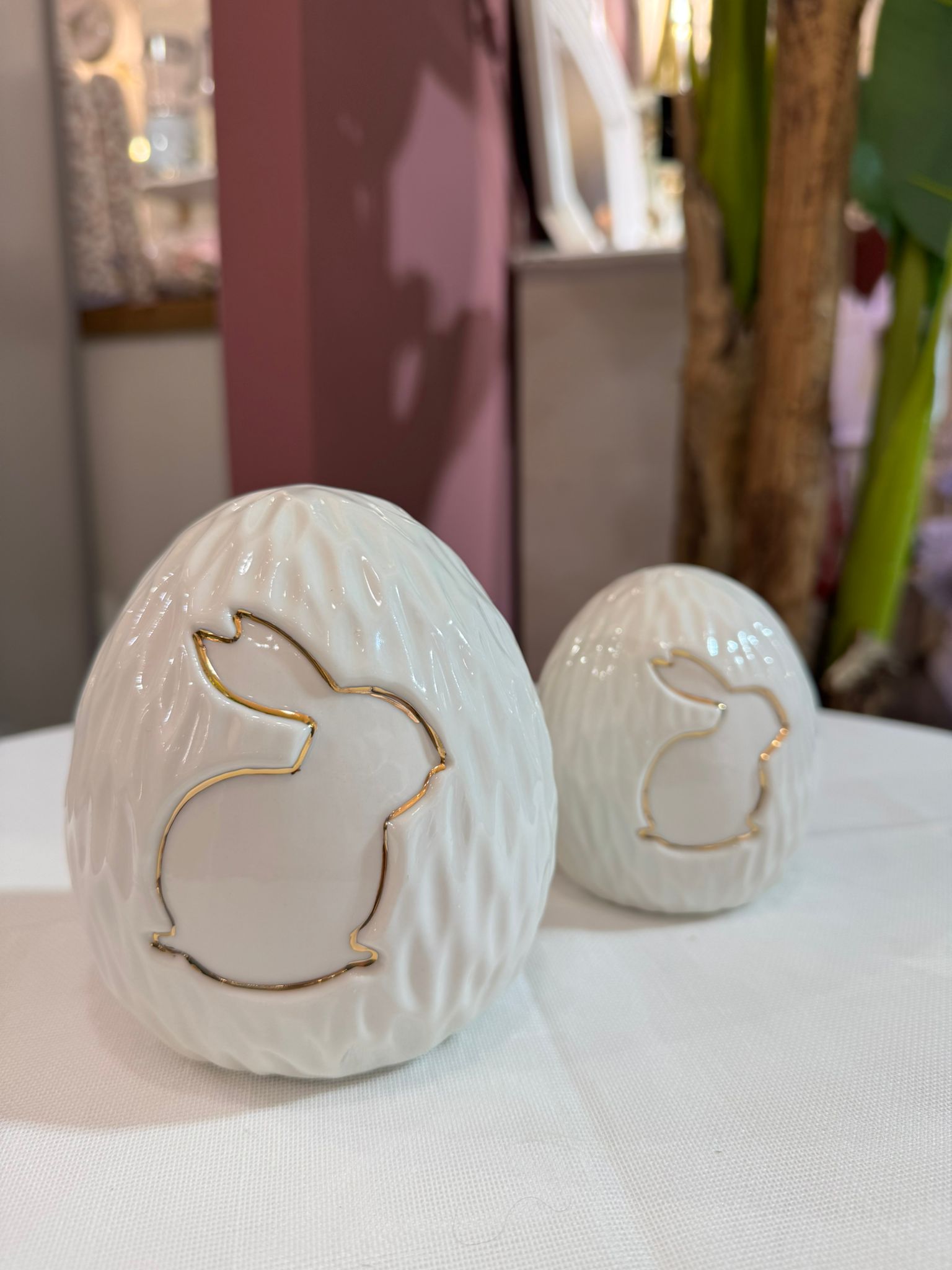 Uovo in ceramica con coniglio bordo oro - H.13 cm - L'Arte di Nacchi