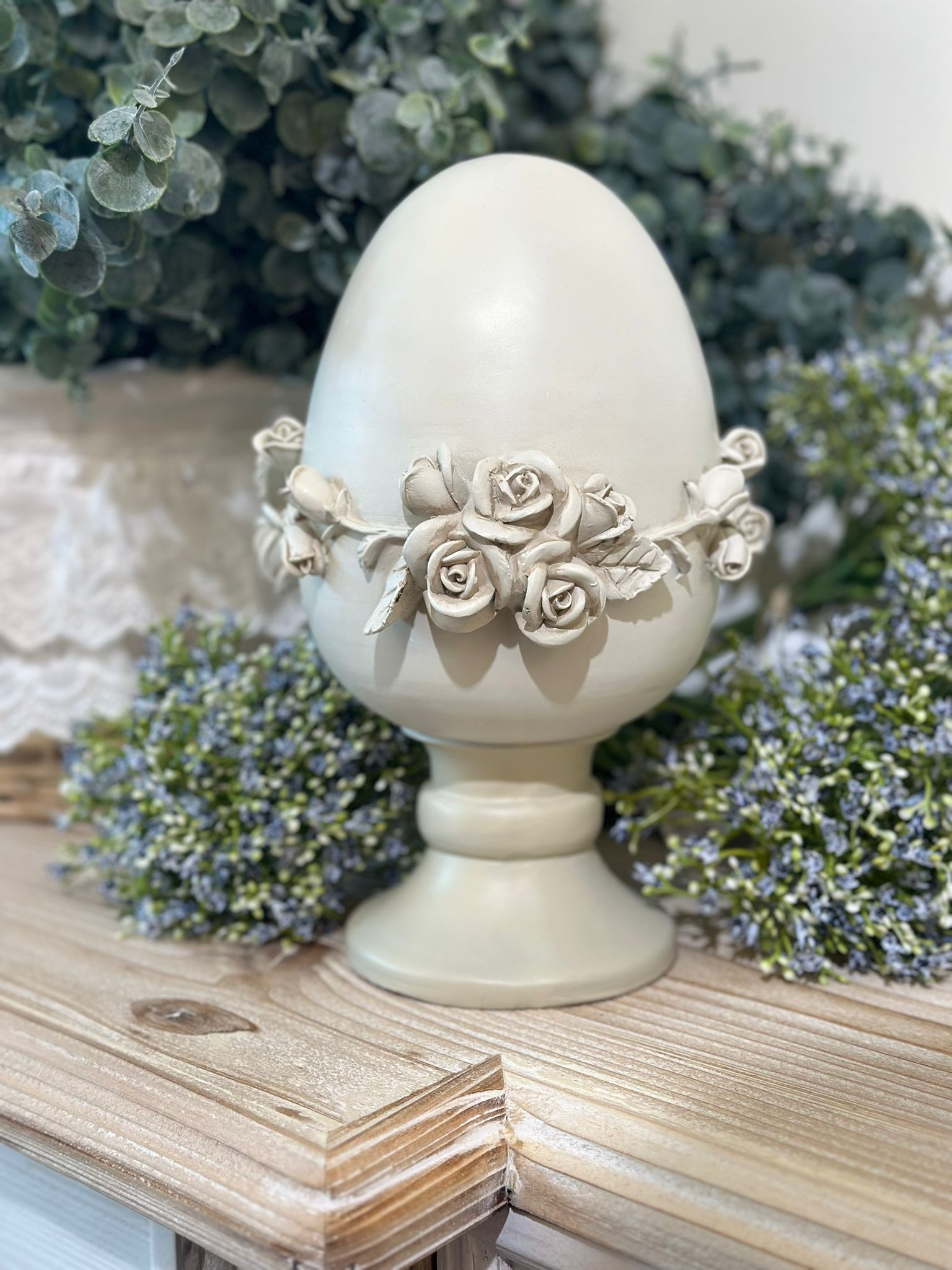 Uovo in resina con roselline - H. 25 cm - Preziosa