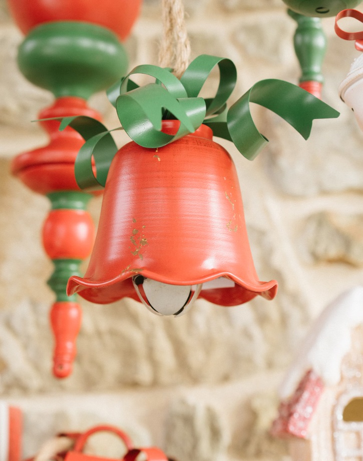Campana rossa con fiocco verde in metallo - 15x15x19 cm - Nuvole di Stoffa