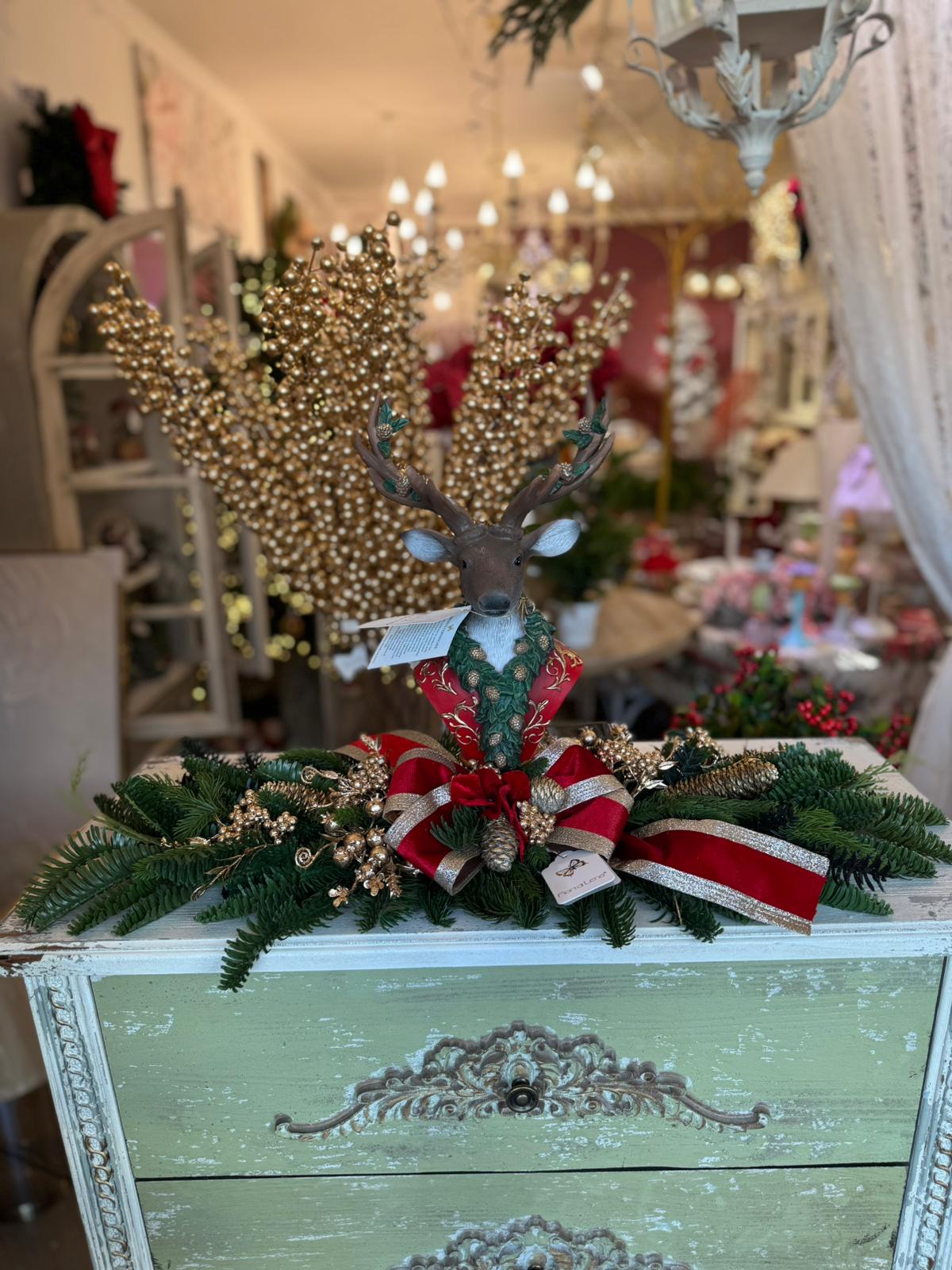 NATALE 2025 - Tralcio artificiale con portacandela in ferro e applicazioni natalizie c/renna in resina- H.38.5x75 cm - Fiori di Lena