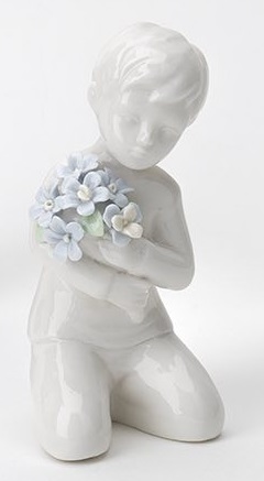 Bimbo inginocchiato con mazzo di fiori in porcellana bianca - 13 cm - Hervit